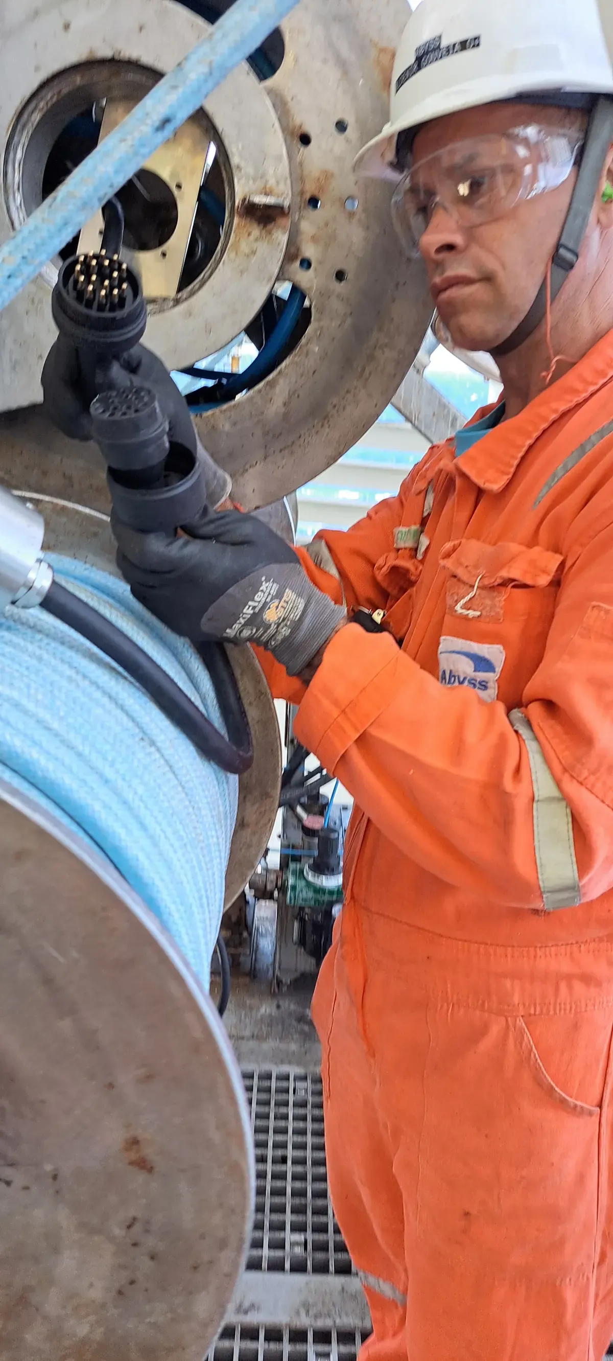 Técnico da Abyss preparando bobina de cabo submarino no cableshop