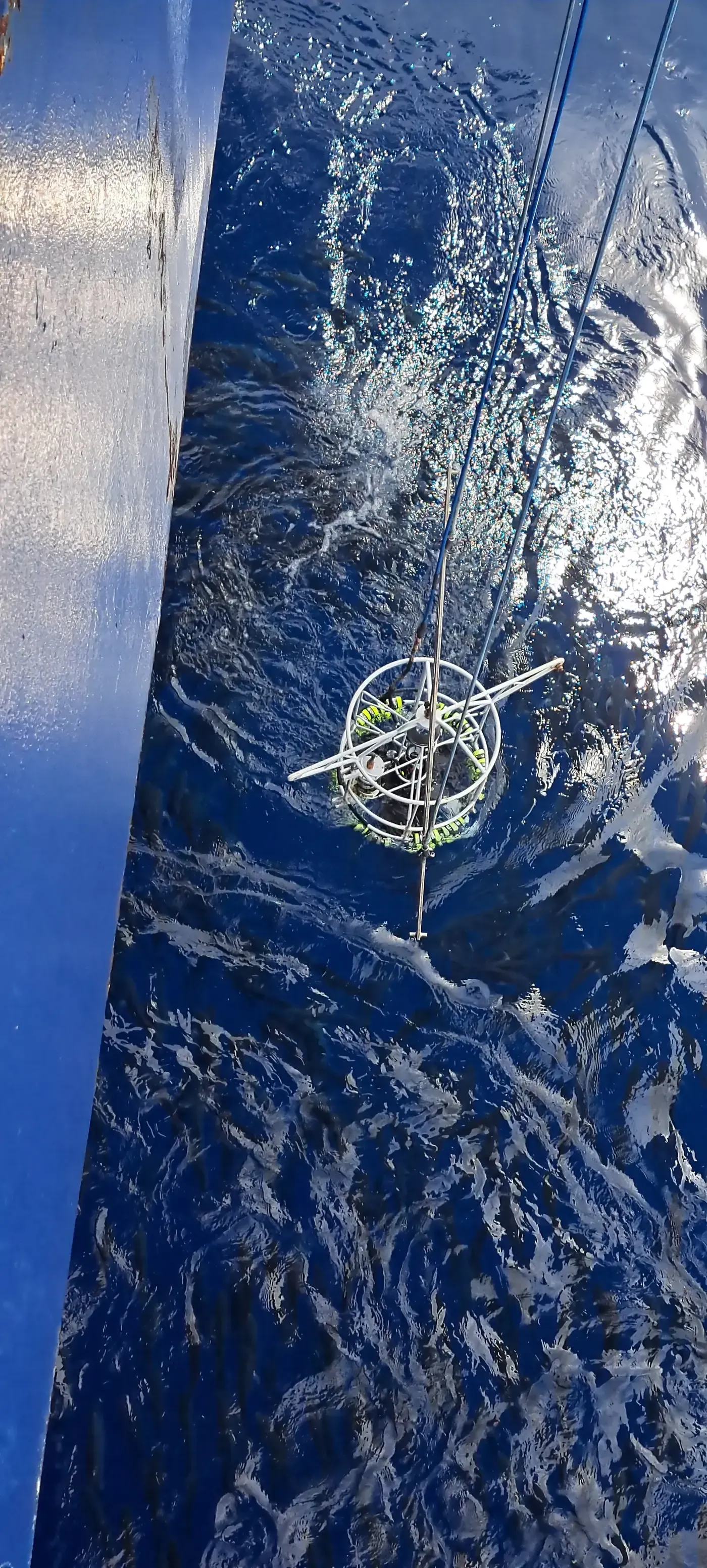 Operação de lançamento de equipamento oceanográfico vista do convés