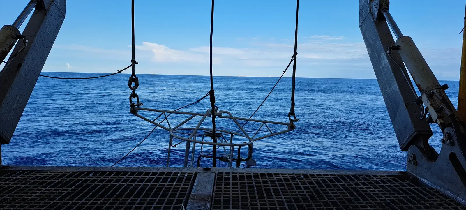 Pórtico LARS e equipamentos oceanográficos no convés de embarcação em alto mar
